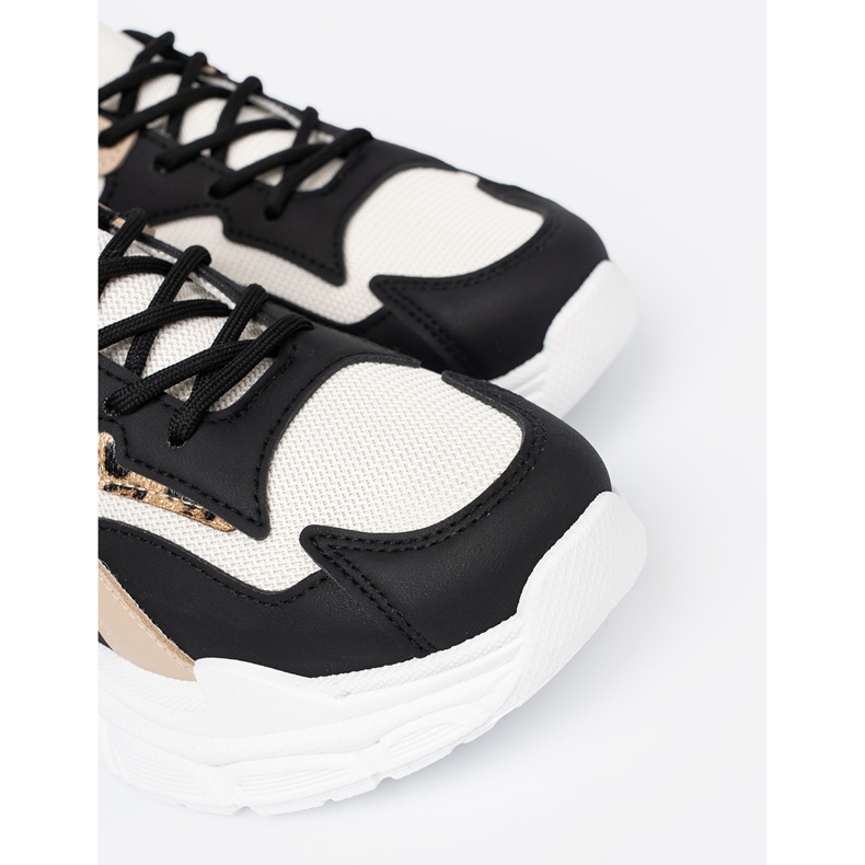 Shelvt Fekete és bézs női cipők egy vastag talpon 1