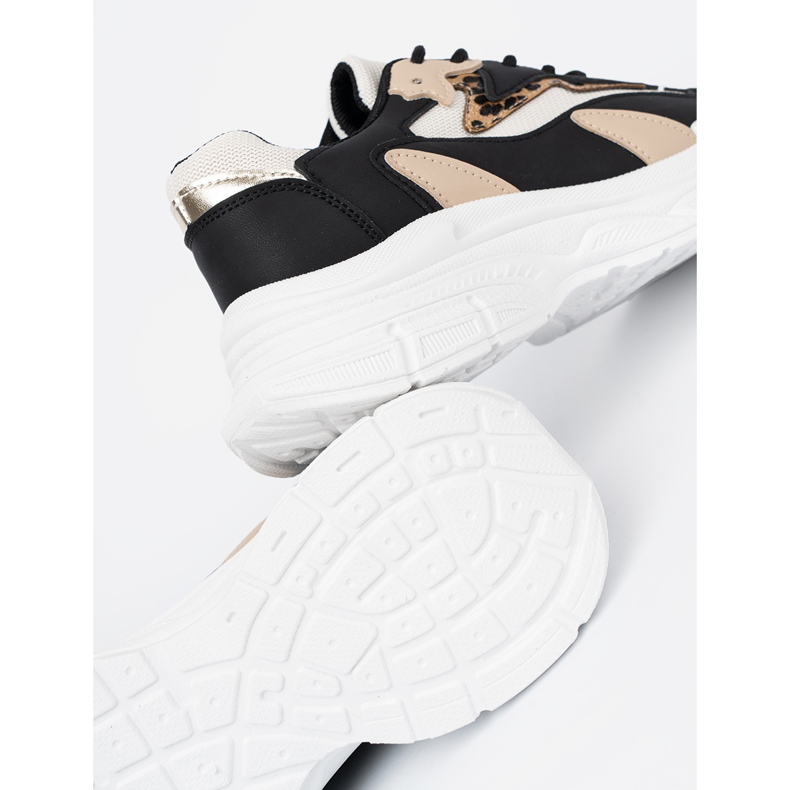 Shelvt Fekete és bézs női cipők egy vastag talpon 2