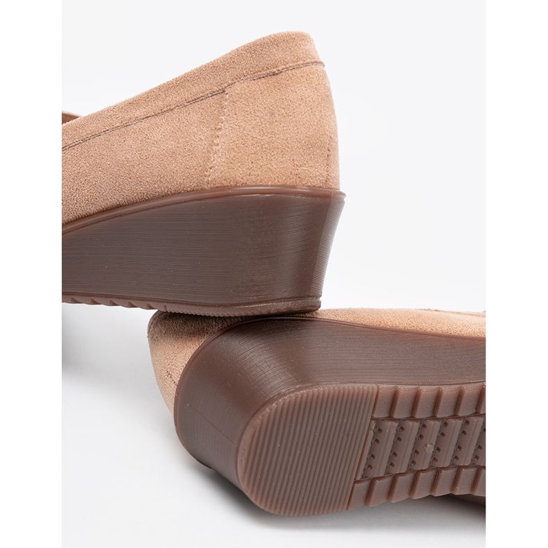 Shelvt Bézs cipő velúr ékekhez 2