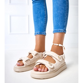 Bézs szandál állítható szakállszíjakkal 1