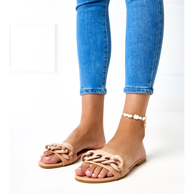 Barna papucs matt lánccal az Aliyantól bézs 1 Barna papucs matt lánccal az Aliyantól bézs 1