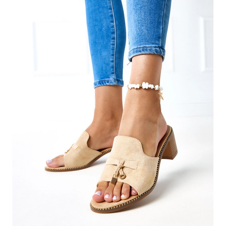 Bézs flip -flopok a nyír díszn 2