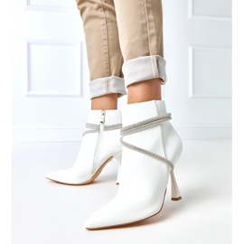 Fehér csizma egy magas sarkú cipőn, Fantaro cirkonokkal díszítve 1