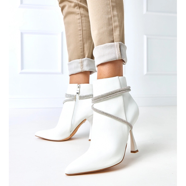 Fehér csizma egy magas sarkú cipőn, Fantaro cirkonokkal díszítve 1