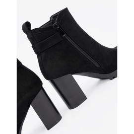 Shelvt Fekete csizma az oszlopon dekoratív bilincsel 1