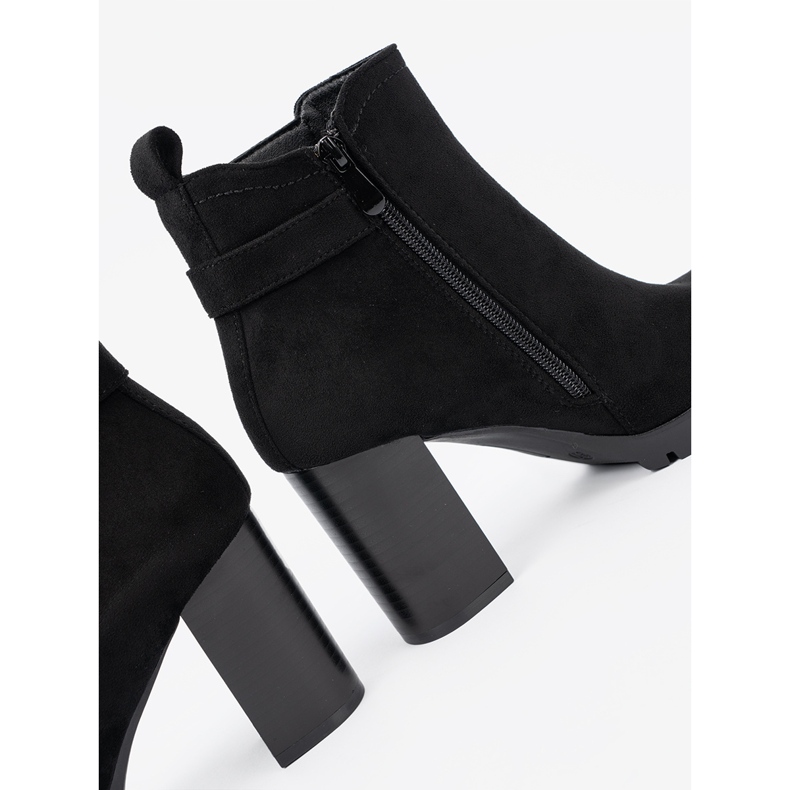 Shelvt Fekete csizma az oszlopon dekoratív bilincsel 1