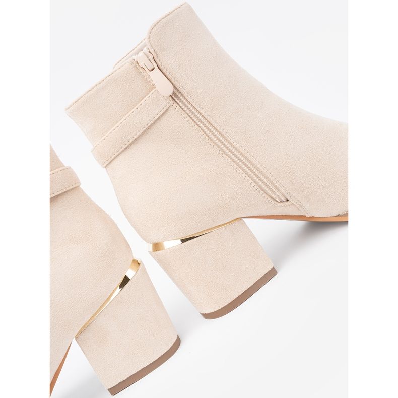 Shelvt Könnyű bézs csizma az oszlopon dekoratív bilincskel 2