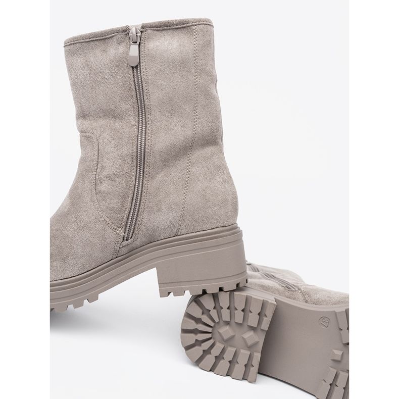 Shelvt Kényelmes szürke csizma egy hatalmas talpon 1