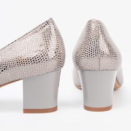 Shelvt Szürke szivattyúk ezüst dekorációval 2