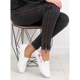 Sliponok finom fehér hímzéssel g1204a White 2