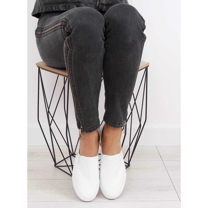 Sliponok finom fehér hímzéssel g1204a White 1