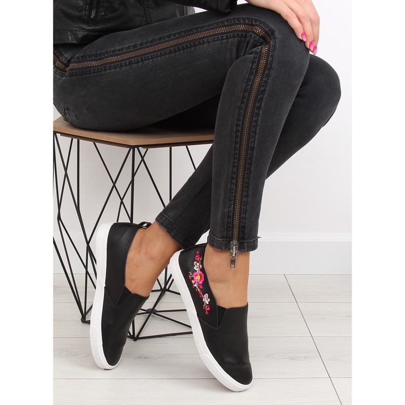 Slipon finom fekete hímzéssel g1204a Fekete 2