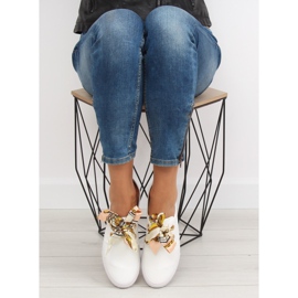 Fehér szalaggal fűzött tornacipő 1