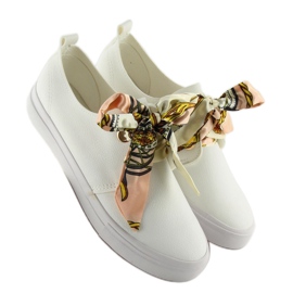 Fehér szalaggal fűzött tornacipő 2