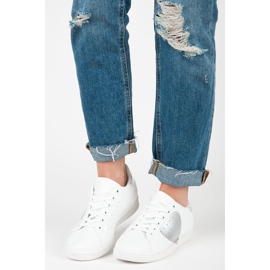 Fehér tornacipő szívvel 2