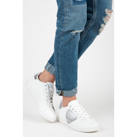 Fehér tornacipő szívvel 1