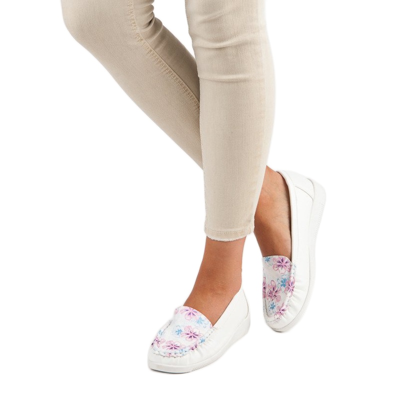 Tullo Fehér mokaszin virágokkal 2