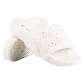 Erynn Fehér papucs bundával 2 Erynn Fehér papucs bundával 2