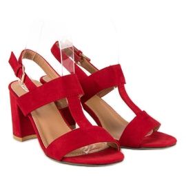 SDS Piros szandál egy oszlopon 1