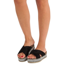 Fekete papucs az emelvényen 1