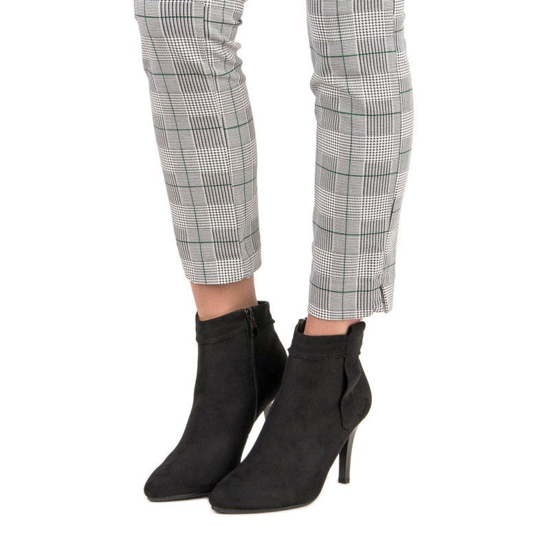 Klasszikus magas sarkú csizma fekete 2