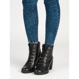 Kényelmes vinceza magassarkú fekete 1