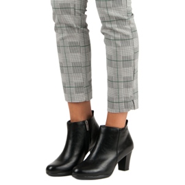 Elegáns csizma a VINCEZA poszton fekete 1