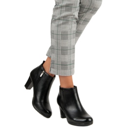 Elegáns csizma a VINCEZA poszton fekete 2