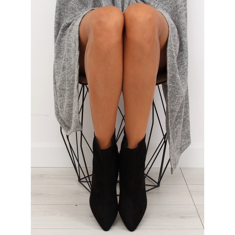 Fekete F183 Fekete csizma tűn 1