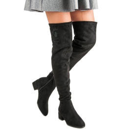 Velúr combcsizma hímzéssel fekete 2