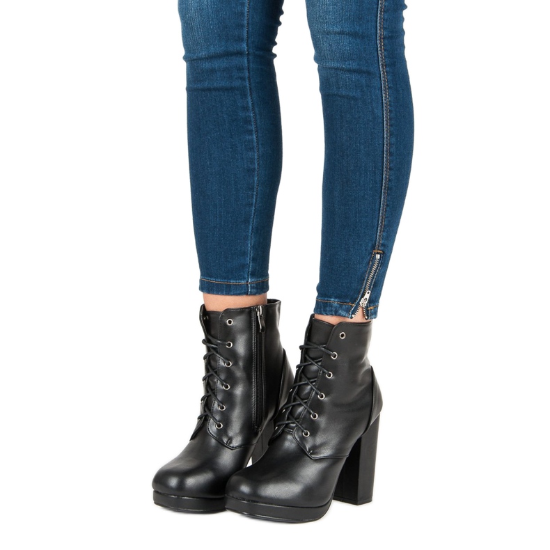 Small Swan Fűzős csizma a poszton fekete 2