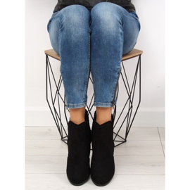 Magas sarkú csizma fodros m269p Fekete 1