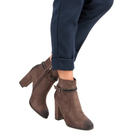 Velúr magas sarkú csizma a VINCEZA-tól barna 1