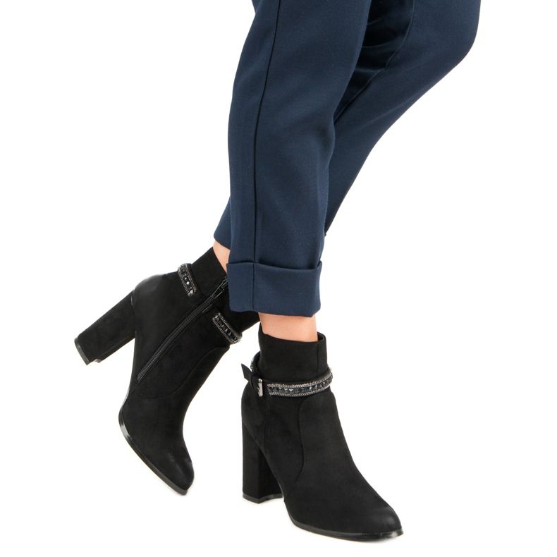 Velúr magas sarkú csizma a VINCEZA-tól fekete 1