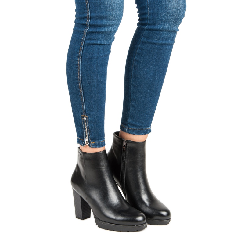 Weide Fekete bokacsizma az oszlopon 2