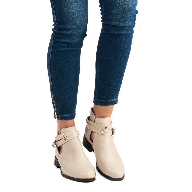 Bézs színű divatos csizma 1 Bézs színű divatos csizma 1