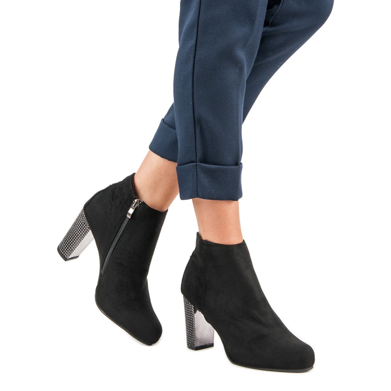 Elegáns csizma egy oszlopon fekete 1 Elegáns csizma egy oszlopon fekete 1