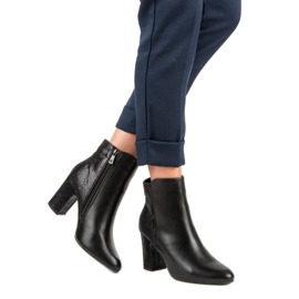 Kylie Fekete csizma egy poszton 1