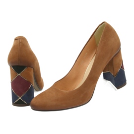 Espinto hivatalos szivattyúk piros szivattyúkat egy dekoratív oszlopon barna 5