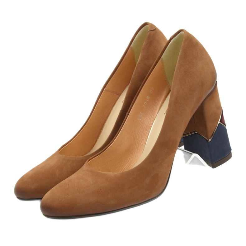 Espinto hivatalos szivattyúk piros szivattyúkat egy dekoratív oszlopon barna 4