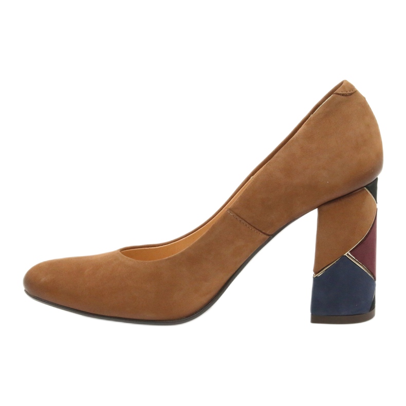 Espinto hivatalos szivattyúk piros szivattyúkat egy dekoratív oszlopon barna 2