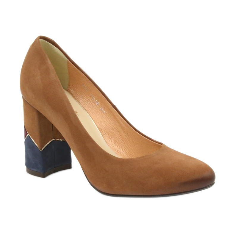 Espinto hivatalos szivattyúk piros szivattyúkat egy dekoratív oszlopon barna 1