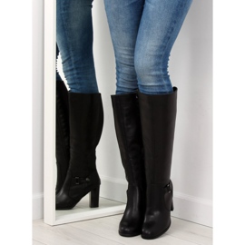 Fekete magas sarkú csizma QT02P Fekete 2