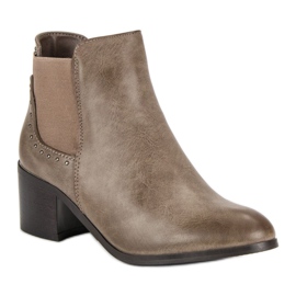 Csizma egy poszton barna 1