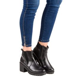 Fekete Chelsea csizma egy bárban 1