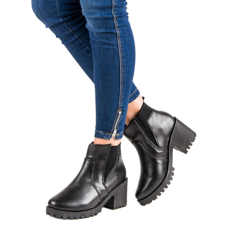 Fekete Chelsea csizma egy bárban 2