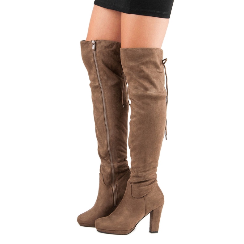 Velúr muskétások egy oszlopon barna 1