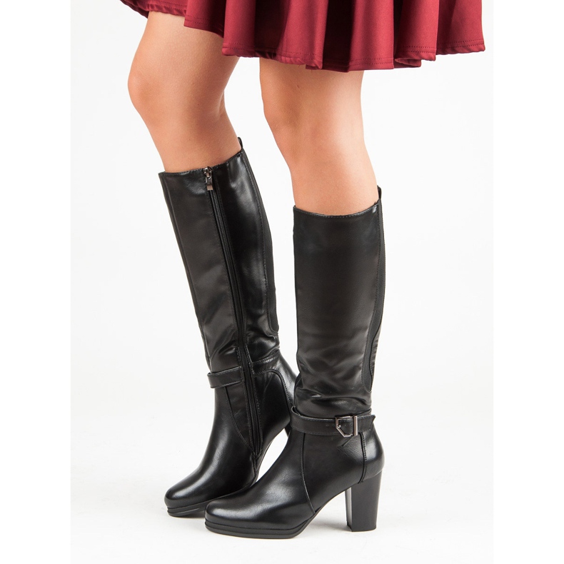 Filippo Meleg csizma egy oszlopon fekete 2