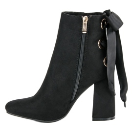 Ideal Shoes Szexi csizma a poszton fekete 1