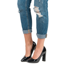 Lakkozott szivattyúk egy oszlopon fekete 1